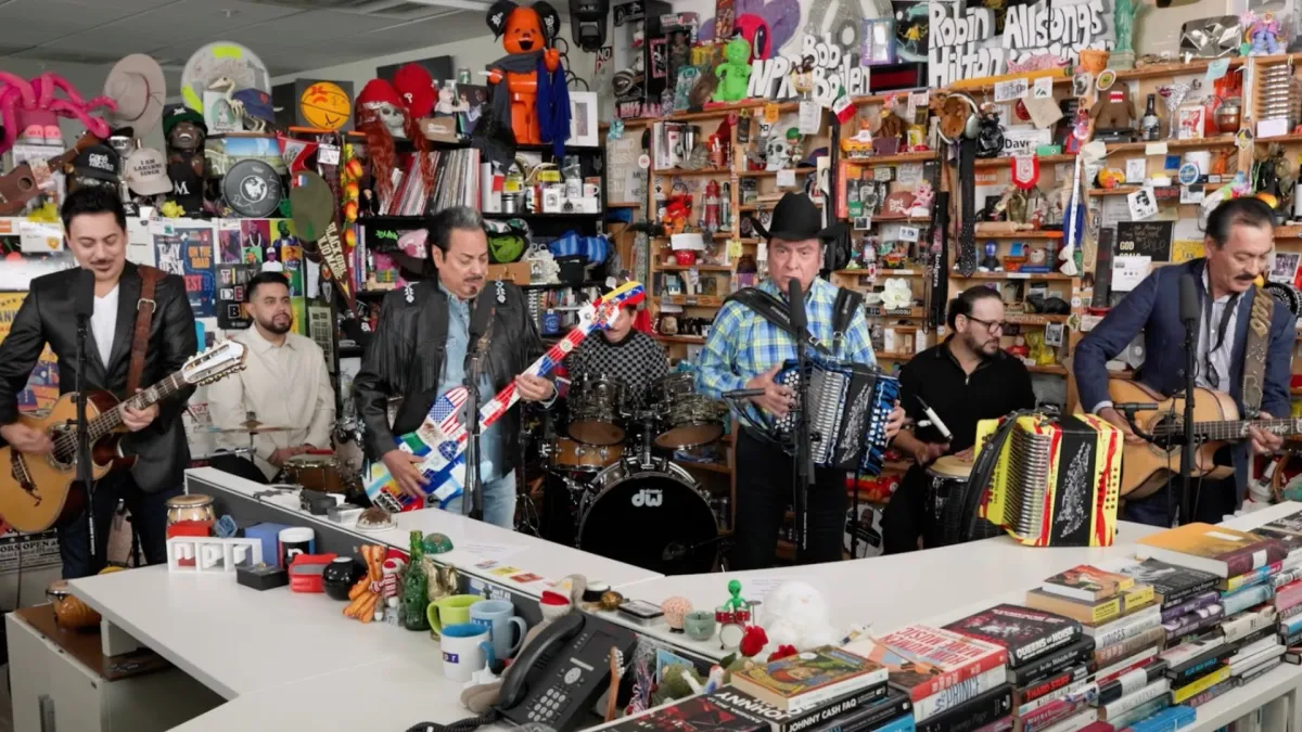 NPR censura a Félix Contreras en el Tiny Desk de Los Tigres del Norte