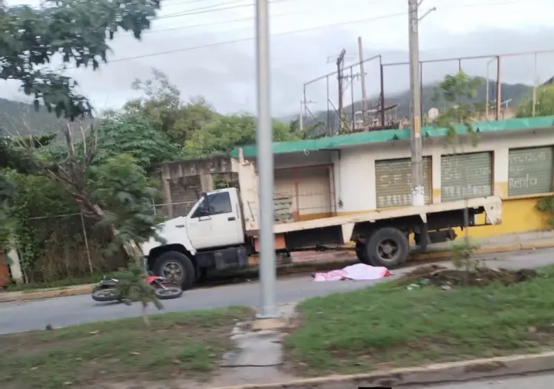 Muere motociclista tras chocar contra camión de carga en Acapulco