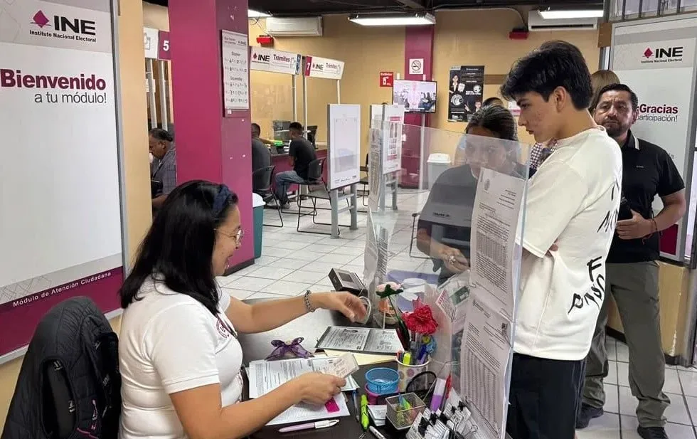 Tramita Gilberto Mora su primera credencial para votar