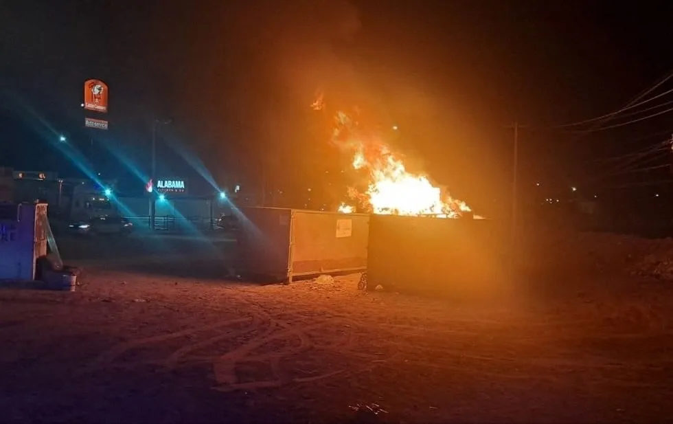 Prenden fuego a contenedor del destilichadero; hay dos detenidos