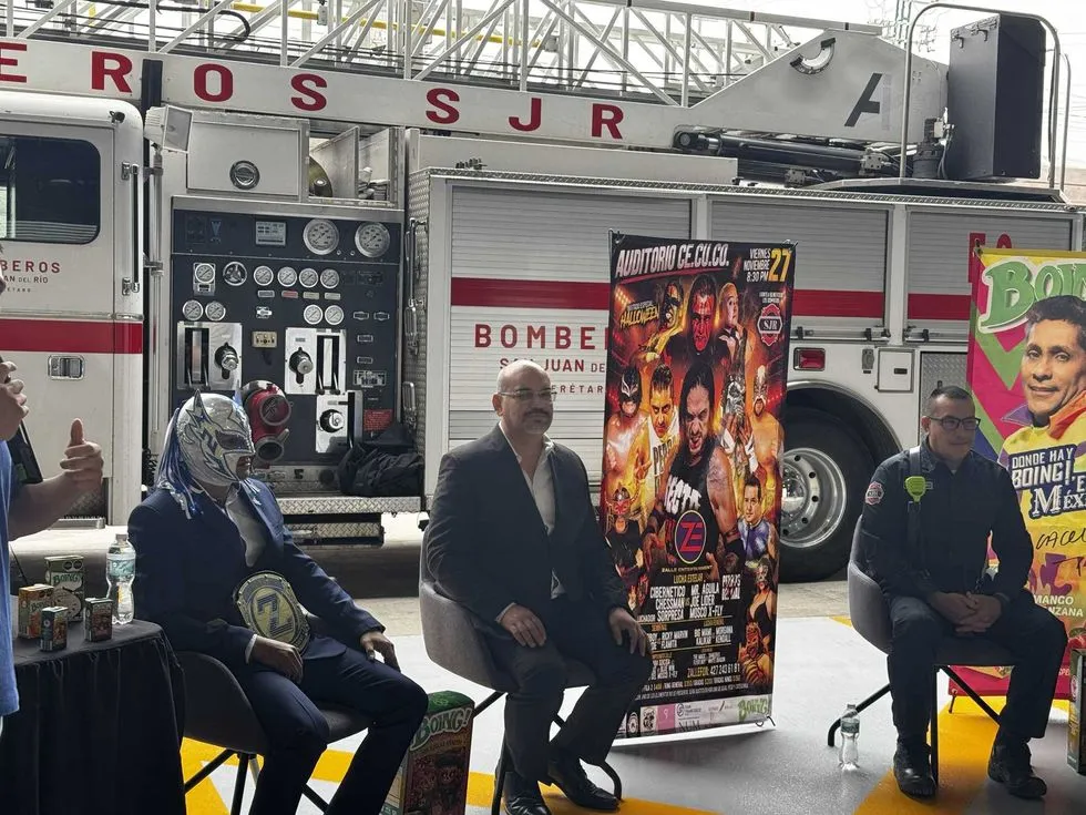 Lucha libre a beneficio de Bomberos de San Juan del Río