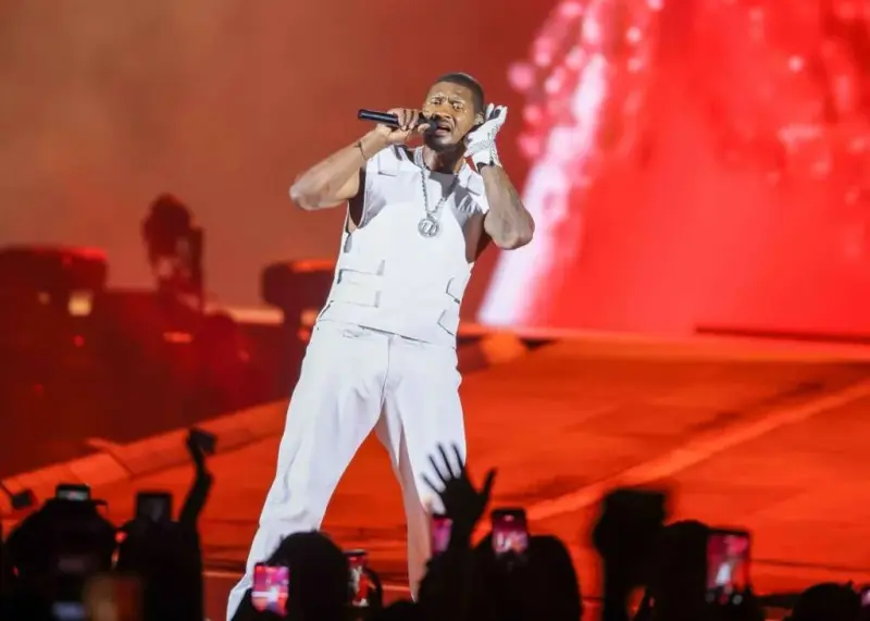 Galería.- Encienden Usher y Chris Brown el Sun Bowl con una noche de R&B y espectáculo