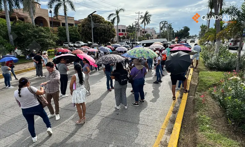 Bloquean 7 escuelas en Acapulco; exigen maestros y paquetes escolares