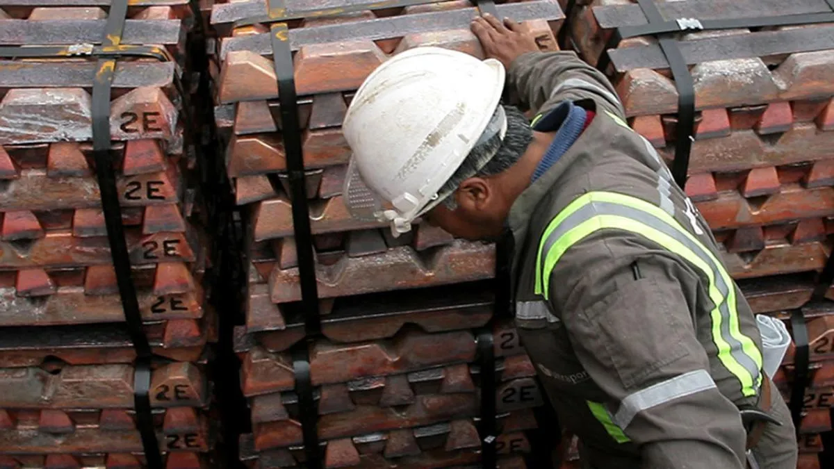 Cobre cae en medio de alza de existencias en LME y menor preocupación por suministro