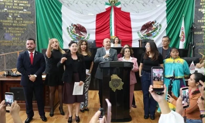 Toma Morena tribuna del Congreso de Chihuahua por negativa a concederles la palabra