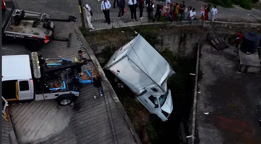 Camioneta pierde el control y cae sobre vivienda en Naucalpan