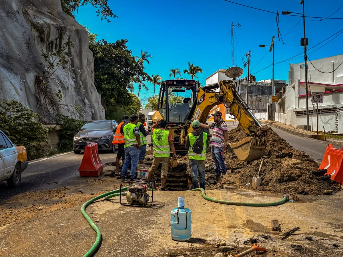 Reparan CAPAMA y CAPASEG fuga en la avenida Escénica