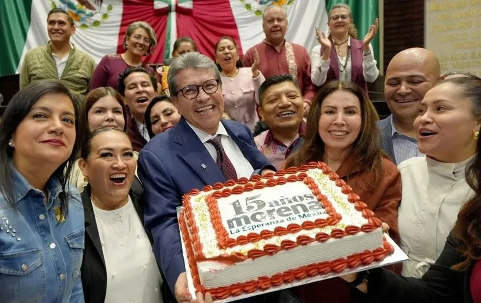 Toman la Tribuna para celebrar la 4T