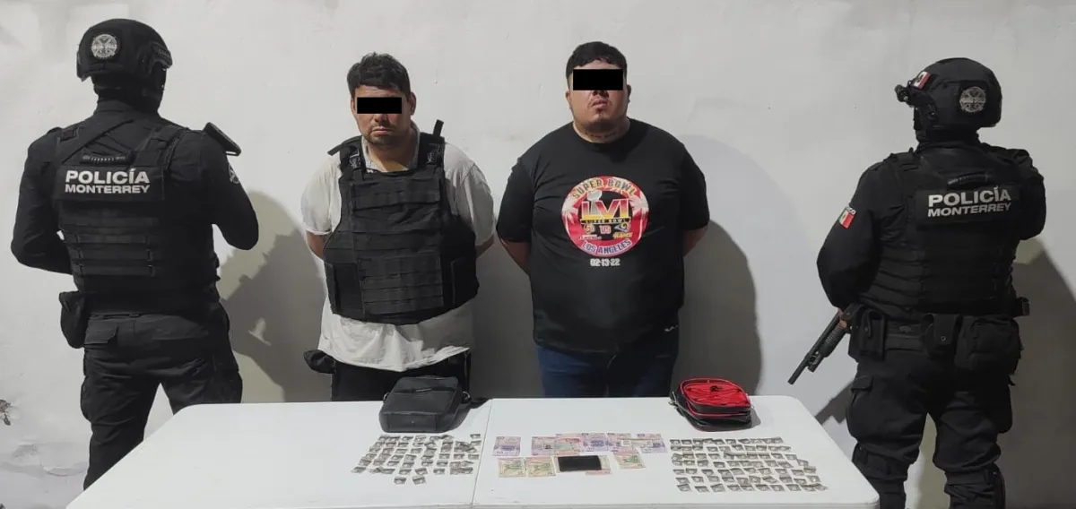 Detienen a 2 hombres en la colonia Cedros con 120 dosis de presunta droga