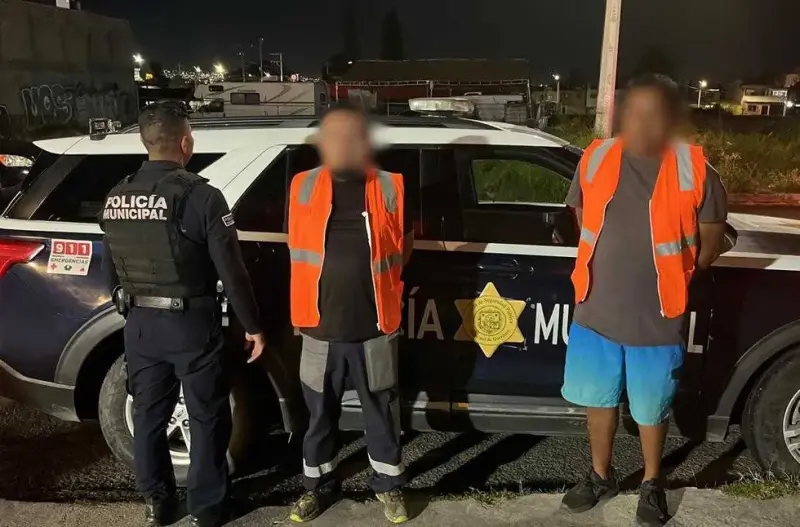 Detienen a dos hombres por daños al asfalto en colonia Satélite
