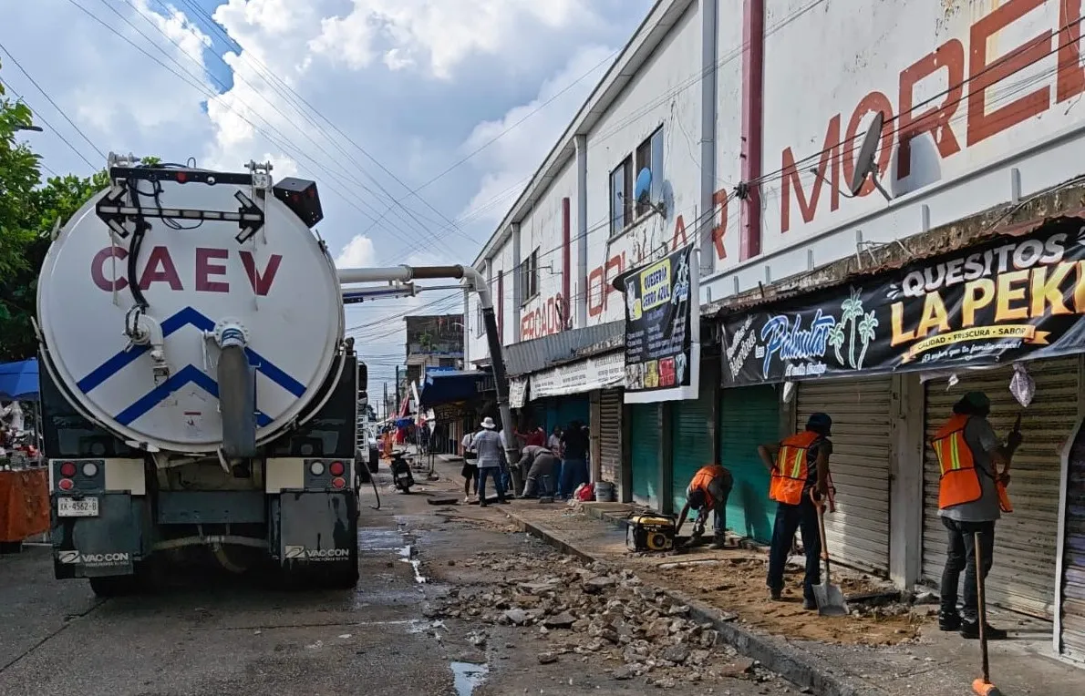 Rehabilitan banquetas del Mercado Morelos, en Coatzacoalcos
