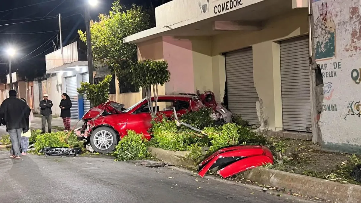 Conductor arrolla a tres jóvenes que viajaban en motocicleta