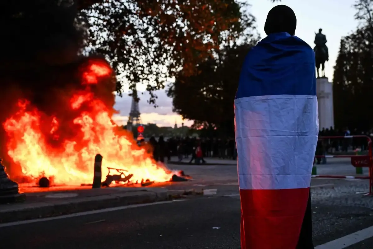 Francia está en llamas y destrozada por inmigración: Trump