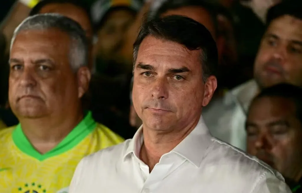 Flávio Bolsonaro abandona Brasil rumbo a Estados Unidos tras la derrota electoral