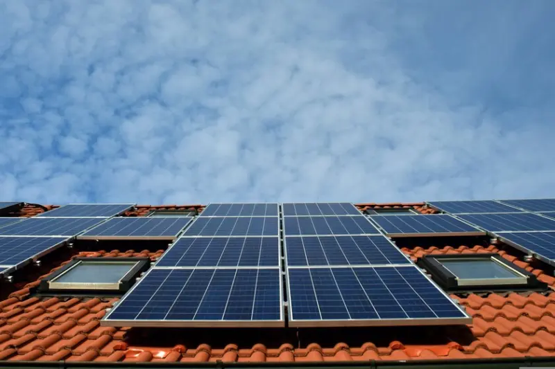 Expertos desmienten uno de los mitos más populares sobre paneles solares: ¿pueden generar energía en invierno?