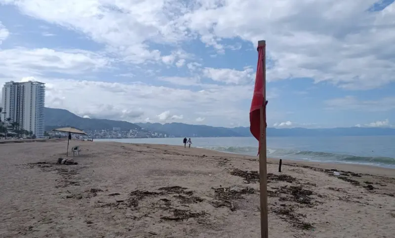 Persiste bandera roja en todas las playas de Puerto Vallarta por alto oleaje