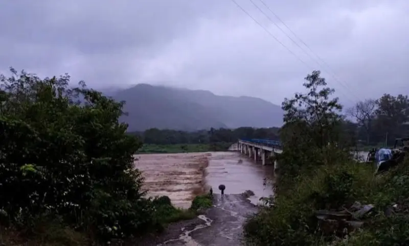 Sube nivel de agua y cierran Puente Garcés en Xochiatipan