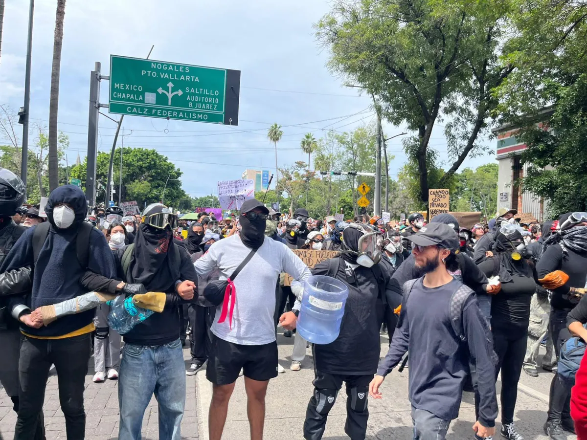 Reportan saqueos, bombas molotov e incendios en el Poder Judicial y Congreso de Jalisco