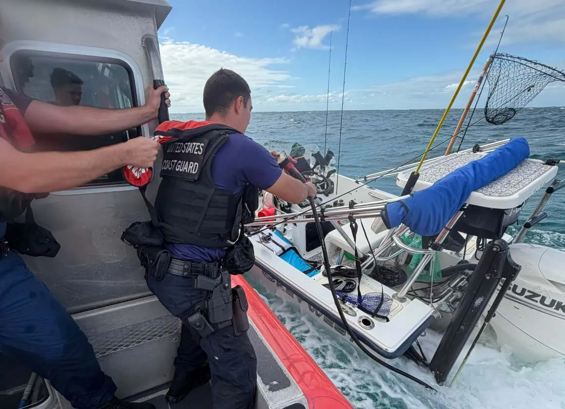 Rescata Guardia Costera a 2 marineros tras emergencia en Florida