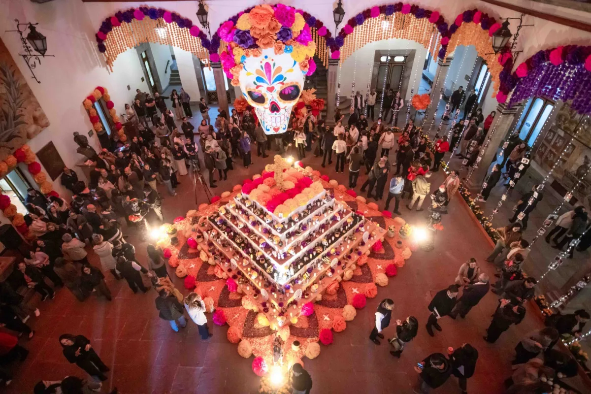 Inaugura Kuri altar de muertos en Palacio de Gobierno