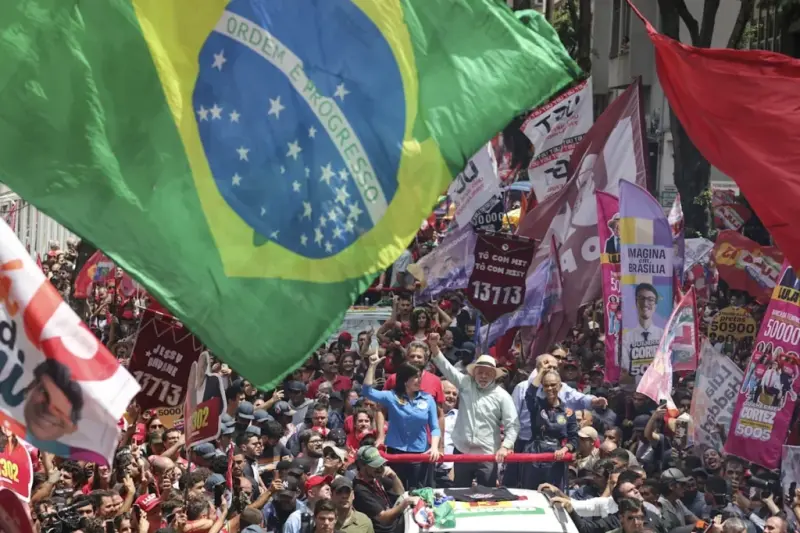 Lula cierra campaña en São Paulo ante miles de simpatizantes