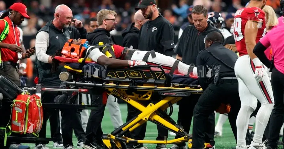 Jugador de Falcons es hospitalizado tras fuerte golpe en el cuello durante partido de la NFL