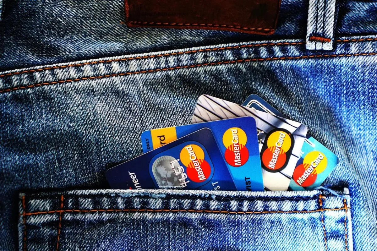 Conoce el hack de finanzas para pagar menos intereses si gastaste de más en tu tarjeta de crédito adelantando tus abonos antes de la fecha de corte para bajar la base del saldo promedio diario que aplica el banco
