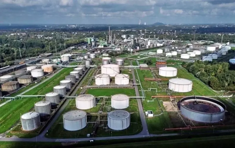 Cae crudo más de 2% y Brent baja de los 100 dólares