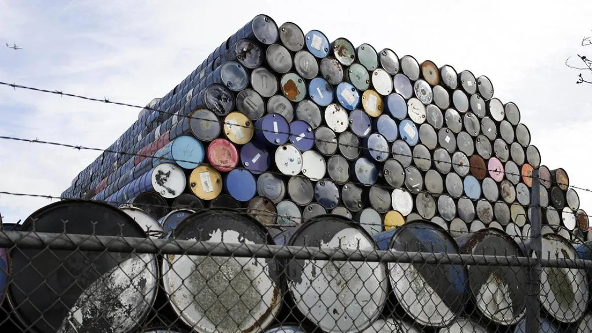 Precios del petróleo cierran con caídas, entre tomas de beneficios y diálogos en Oriente Medio