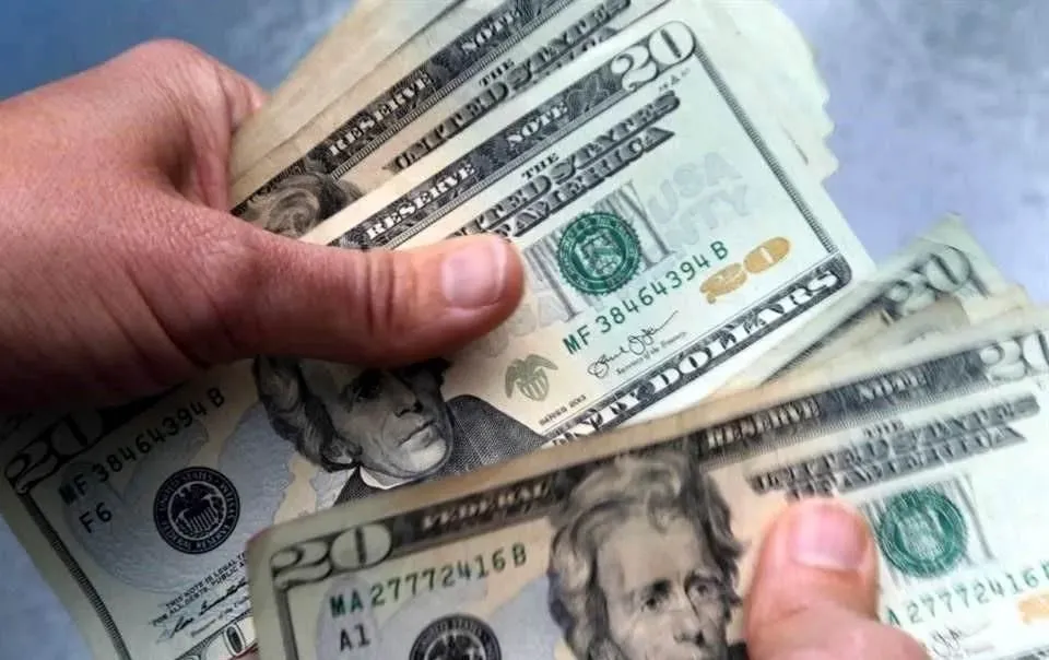 Retrocede dólar a $18.37 tras declaraciones de Kevin Warsh