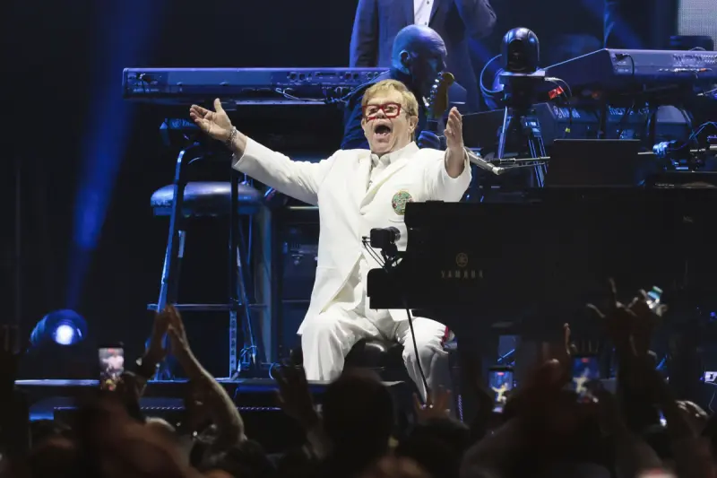 Elton John ejecuta en el Azteca su último despegue como ‘Rocket Man’