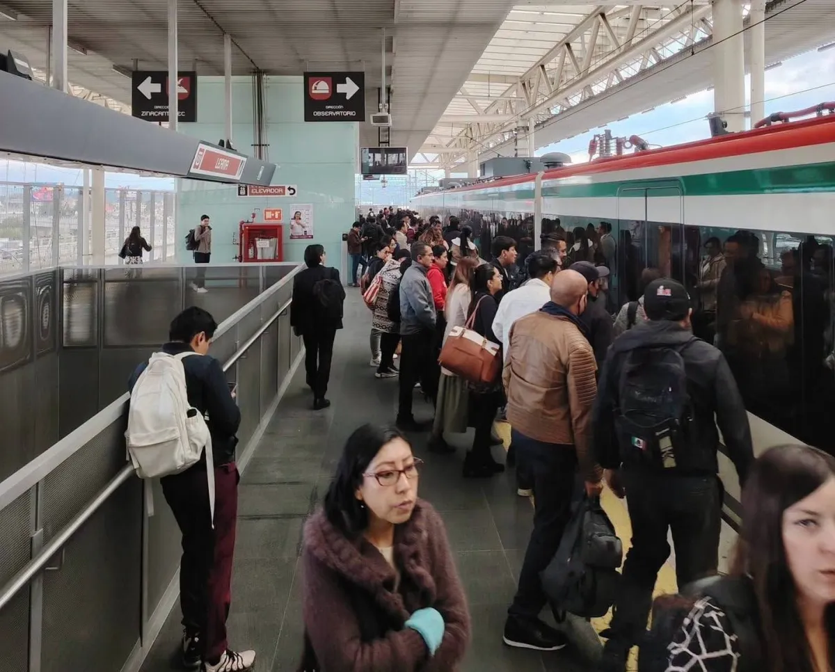 Hacen largas filas en El Insurgente por bloqueo en la Méx-Toluca