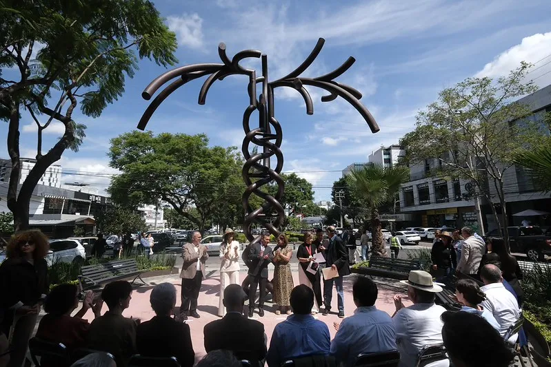 Instalan en Providencia la última escultura de Fernando González Gortázar