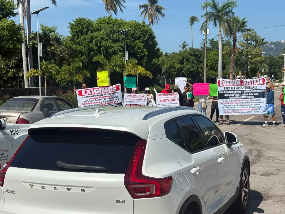 Bloquean familiares de 5 policías detenidos en Acapulco por desaparición