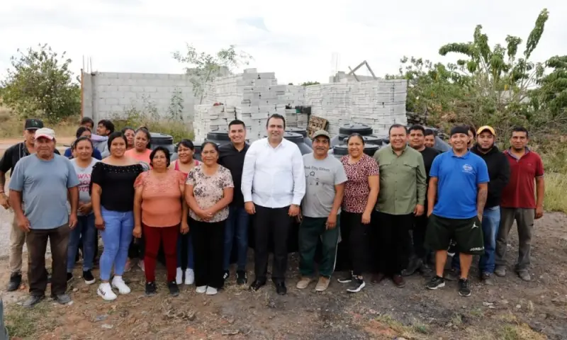 Entrega Gaspar Trueba Tinacos a Familias de La Esperanza y Anuncia Apoyos para Urecho