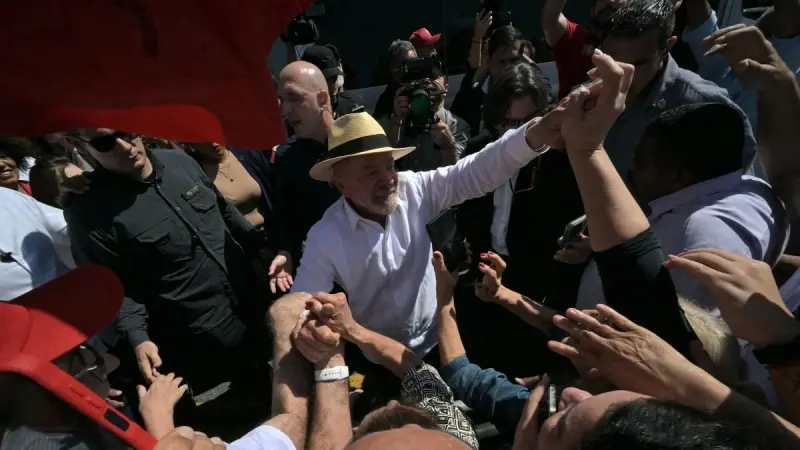 Lula vota y habla de “democracia y barbarie”; Bolsonaro dice que liberará al pueblo