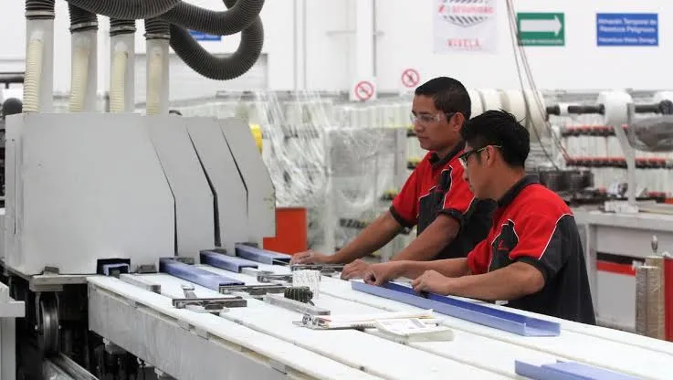 Crece 4% la producción manufacturera pese a caídas en industrias