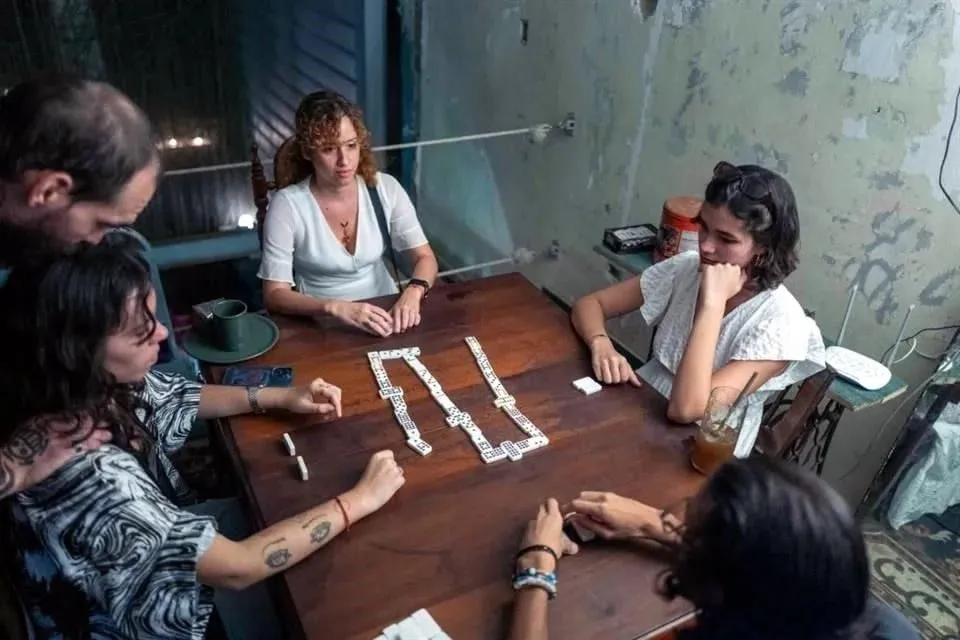 Enfrentan jóvenes cubanos apagones, crisis y éxodo