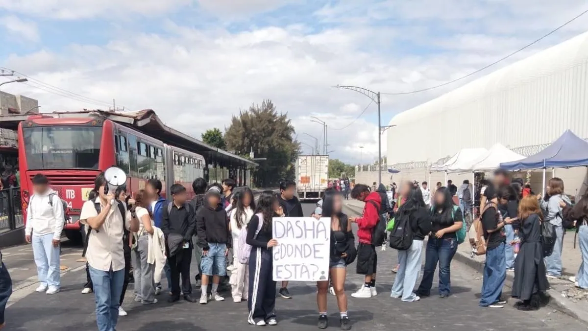 Pese a aparición de Dasha, alumnos del CCH Oriente bloquean Periférico