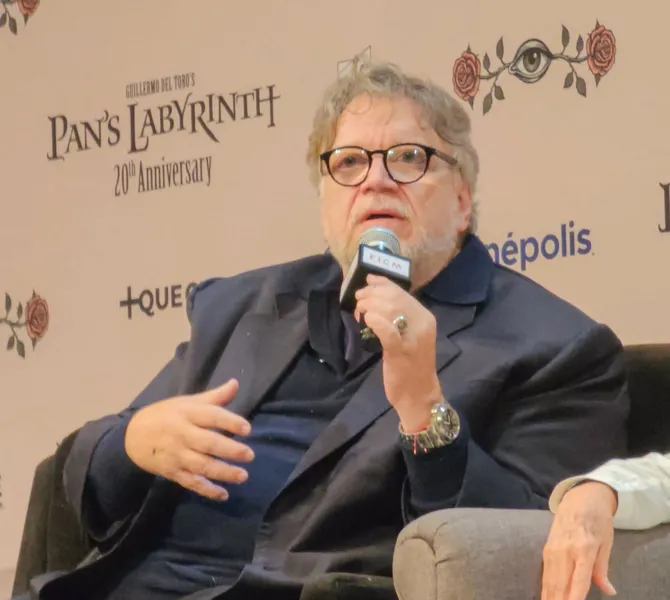 Guillermo del Toro rompe en llanto por el futuro de los jóvenes