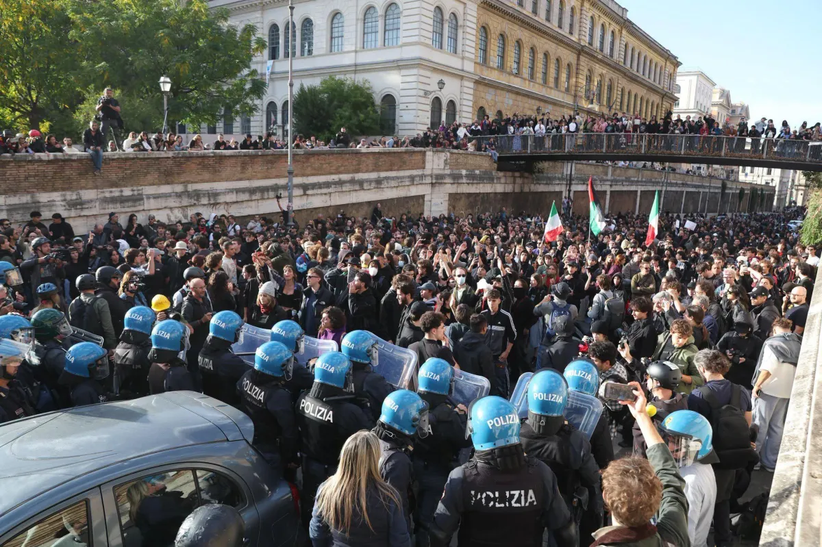 Disturbios en Italia: 371 detenidos y más de 100 menores tras choques con la policía