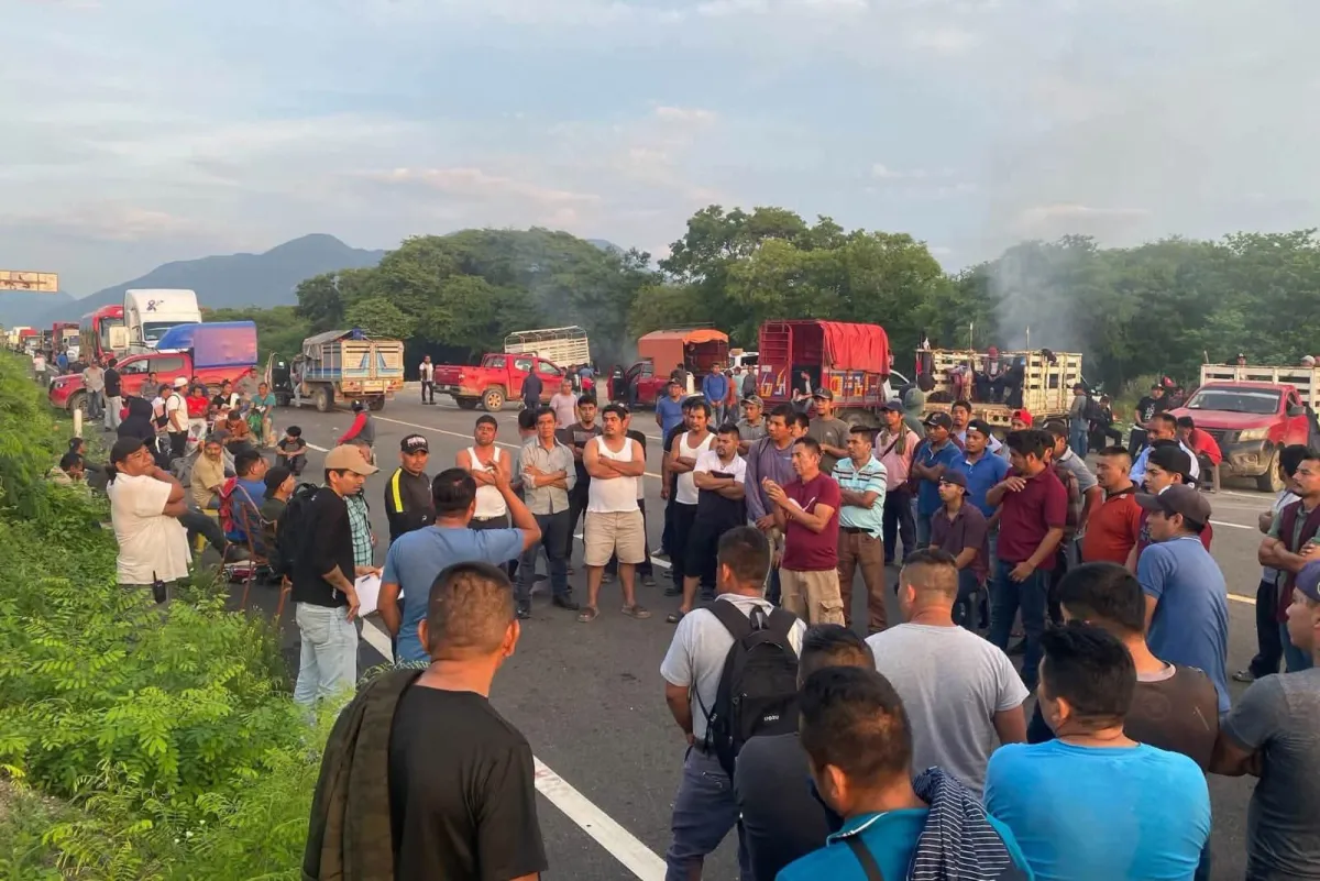 Mantienen bloqueo por segundo día en El Caracol, Tehuantepec