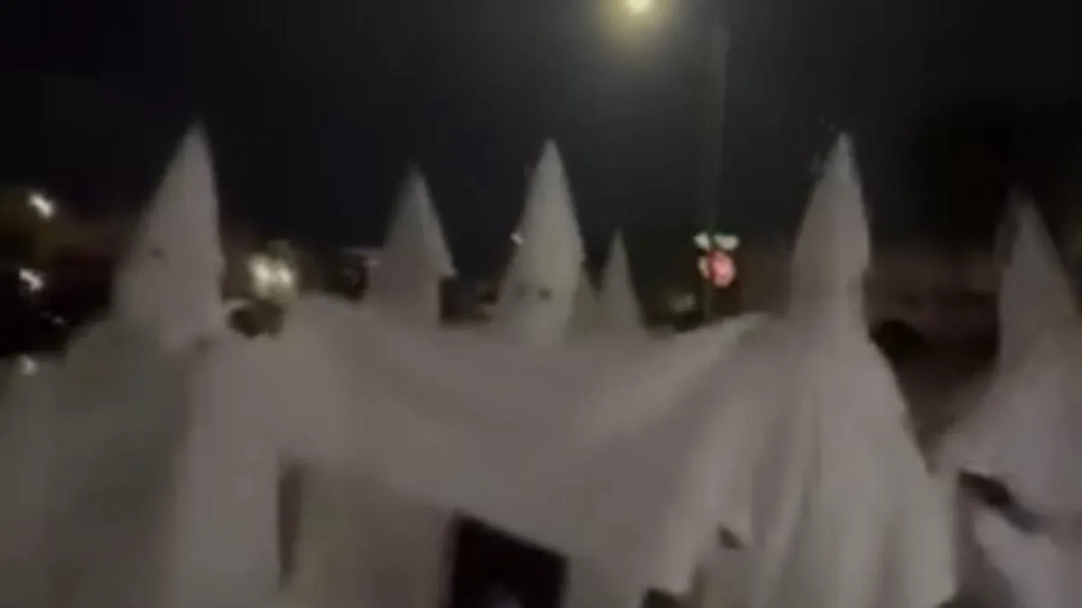 Adolescentes marchan con vestuarios del Ku Klux Klan y consignas racistas