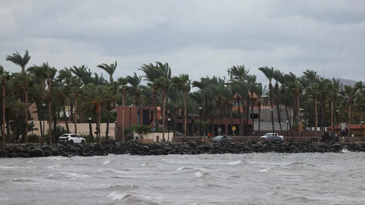 Huracán Polo azota Baja California Sur y continúa su trayectoria hacia Sonora