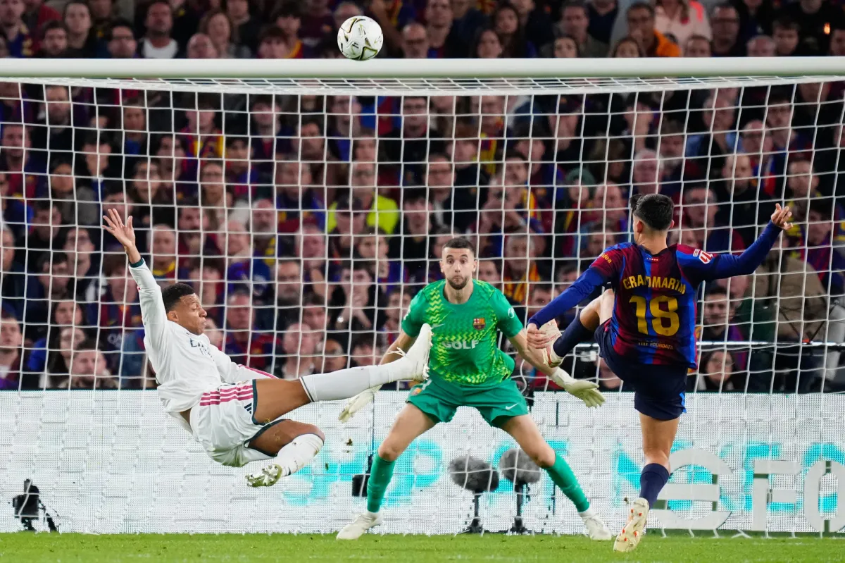 Real Madrid golpea al Barcelona en el Clásico español para revivir LaLiga