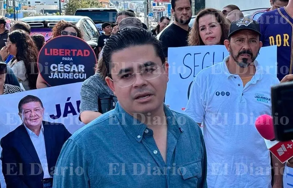 Acude Rafa Loera a manifestación en la FGE en favor de Jáuregui