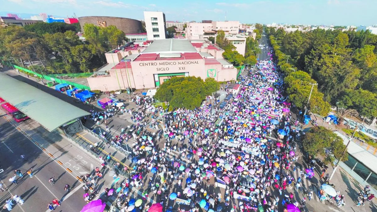 Marchan 7,000 trabajadores del IMSS en CDMX