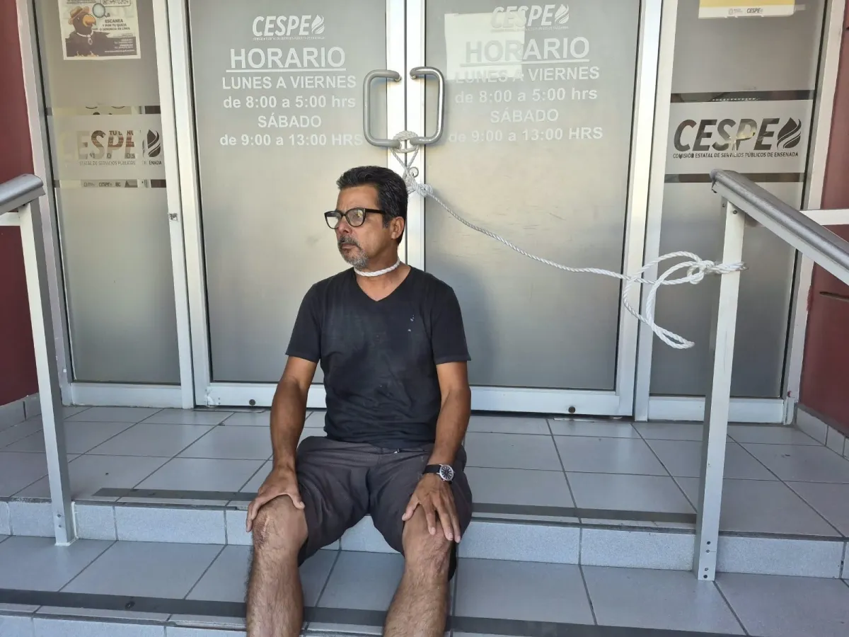 Se amarra del cuello frente a la Cespe en Ensenada para exigir agua; gana mil pesos a la semana y no puede pagar pipas
