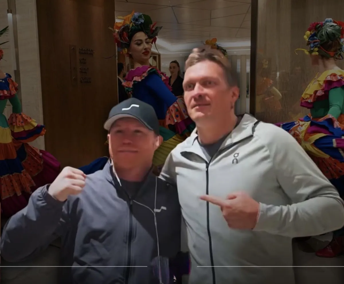 Reciben al “Canelo” Álvarez con música mexicana en Arabia Saudita; peleará por título mundial