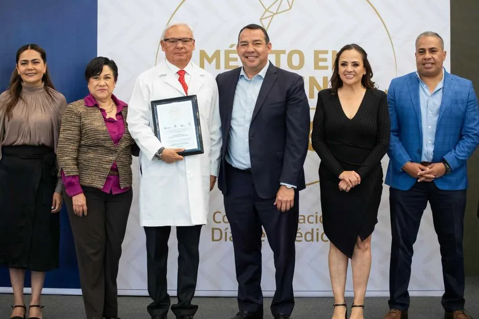 Entregan Mérito en Medicina a 17 médicos en San Juan del Río